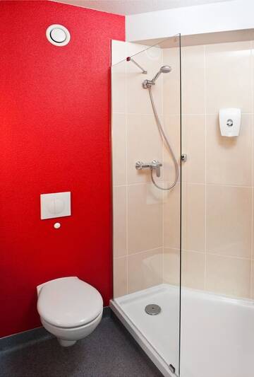 Фото номера Двухместный номер с 2 отдельными кроватями Отель B&amp;B Hotel Wrocław Centrum г. Вроцлав 3