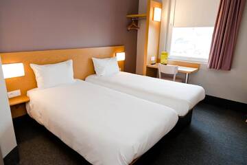 Фото номера Двухместный номер с 2 отдельными кроватями Отель B&amp;B Hotel Wrocław Centrum г. Вроцлав 2