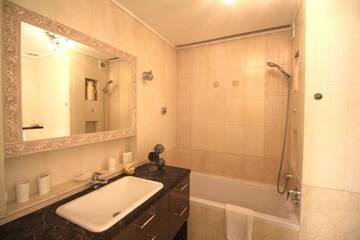 Фото номера Two-Bedroom Apartment - Biskupia 4 Street Апартаменты WROCLOVE APARTMENTS - Old Town ZAMGŁAWIANIE - OZONOWANIE г. Вроцлав 6