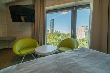 Фото номера Двухместный номер Делюкс с 1 кроватью Отель Q Hotel Plus Wrocław г. Вроцлав 2