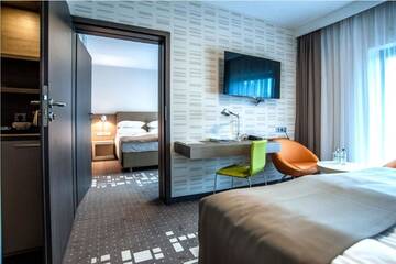 Фото номера Семейный номер-студио Отель Q Hotel Plus Wrocław г. Вроцлав 6