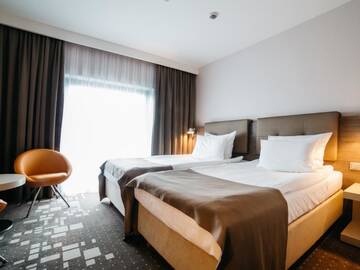 Фото номера Двухместный номер с 2 отдельными кроватями Отель Q Hotel Plus Wrocław г. Вроцлав 2