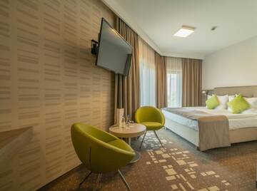 Фото номера Двухместный номер Делюкс с 1 кроватью Отель Q Hotel Plus Wrocław г. Вроцлав 3