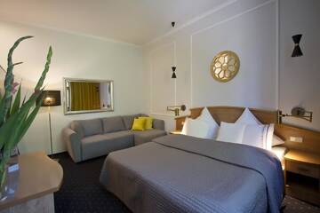 Фото номера Семейный номер Отель Hotel Bugatti г. Вроцлав 2