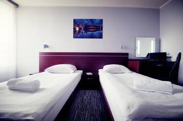Фото номера Двухместный номер с 2 отдельными кроватями Отель Hotel Śląsk г. Вроцлав 3
