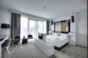 Фото номера Двухместный номер Делюкс с 1 кроватью Отель Platinum Palace Boutique Hotel г. Вроцлав 2