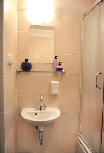 Фото номера Трехместный номер Хостелы Royal Hostel г. Вроцлав 7
