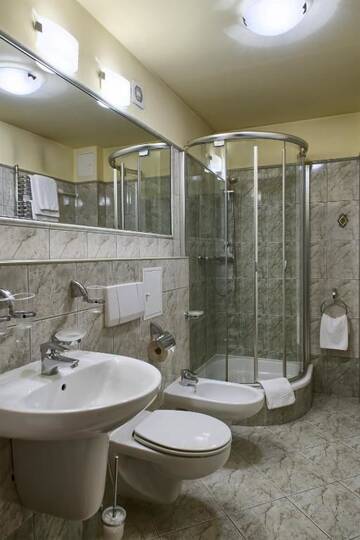 Фото номера Двухместный номер с 2 отдельными кроватями Отель Hotel Dwór Polski г. Вроцлав 12