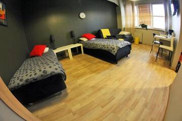 Фото номера Четырехместный номер с ванной комнатой Хостелы Corner Hostel г. Вроцлав 2