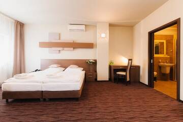 Фото номера Двухместный номер с 2 отдельными кроватями Отель Hotel Wena г. Вроцлав 5