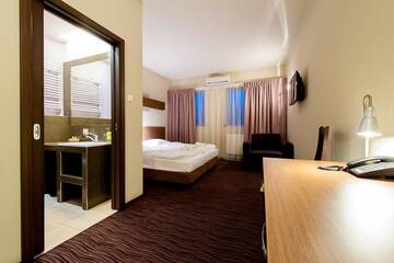 Фото номера Двухместный номер с 2 отдельными кроватями Отель Hotel Wena г. Вроцлав 7