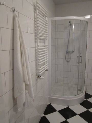 Фото номера Четырехместный номер с ванной комнатой Хостелы Hostel Wratislavia г. Вроцлав 3
