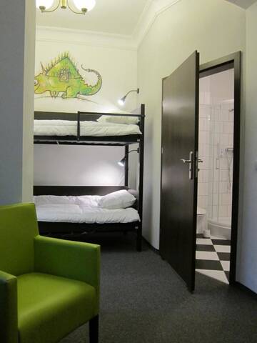 Фото номера Четырехместный номер с ванной комнатой Хостелы Hostel Wratislavia г. Вроцлав 2