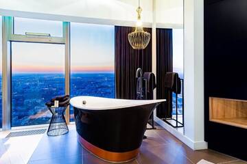 Фото номера Люкс с кроватью размера «king-size» и ванной Апартаменты Bathtub View Luxury Apartments in Sky Tower г. Вроцлав 11