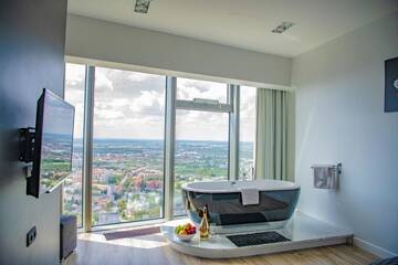 Фото номера Апартаменты с ванной и душем Апартаменты Bathtub View Luxury Apartments in Sky Tower г. Вроцлав 4