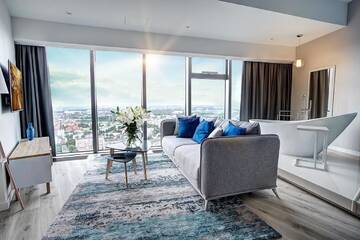 Фото номера Люкс с кроватью размера «king-size» и ванной Апартаменты Bathtub View Luxury Apartments in Sky Tower г. Вроцлав 6