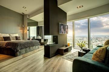 Фото номера Люкс с кроватью размера «king-size» и ванной Апартаменты Bathtub View Luxury Apartments in Sky Tower г. Вроцлав 10