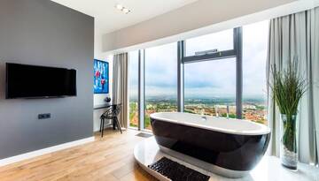 Фото номера Апартаменты с ванной и душем Апартаменты Bathtub View Luxury Apartments in Sky Tower г. Вроцлав 18