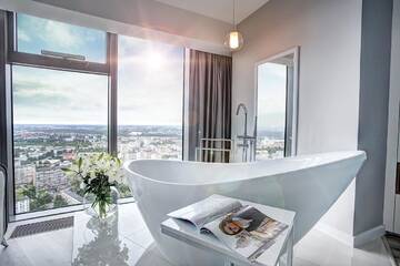 Фото номера Люкс с кроватью размера «king-size» и ванной Апартаменты Bathtub View Luxury Apartments in Sky Tower г. Вроцлав 2