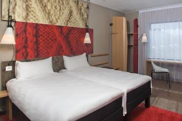 Фото номера Стандартный номер с 2 кроватями Отель Ibis Wroclaw Centrum г. Вроцлав 8