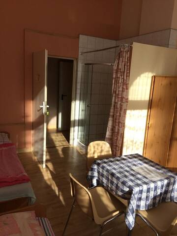 Фото номера Трехместный номер с душем Хостелы U Szermierzy г. Вроцлав 5