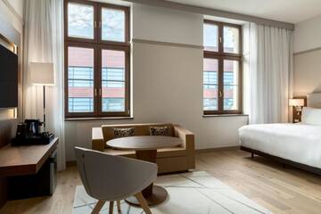Фото номера Улучшенный двухместный номер с 1 кроватью Отель AC Hotel by Marriott Wroclaw г. Вроцлав 4