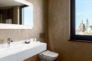 Фото номера Улучшенный двухместный номер с 1 кроватью Отель AC Hotel by Marriott Wroclaw г. Вроцлав 5