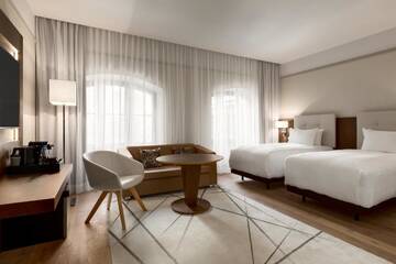 Фото номера Улучшенный двухместный номер с 2 отдельными кроватями Отель AC Hotel by Marriott Wroclaw г. Вроцлав 2