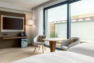 Фото номера Стандартный двухместный номер с 1 кроватью террасой Отель AC Hotel by Marriott Wroclaw г. Вроцлав 3