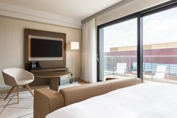 Фото номера Улучшенный двухместный номер с 1 кроватью и террасой Отель AC Hotel by Marriott Wroclaw г. Вроцлав 4