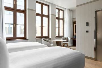 Фото номера Стандартный двухместный номер с 2 отдельными кроватями Отель AC Hotel by Marriott Wroclaw г. Вроцлав 2