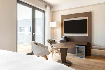 Фото номера Улучшенный двухместный номер с 1 кроватью и террасой Отель AC Hotel by Marriott Wroclaw г. Вроцлав 6