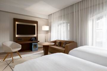 Фото номера Улучшенный двухместный номер с 2 отдельными кроватями Отель AC Hotel by Marriott Wroclaw г. Вроцлав 4
