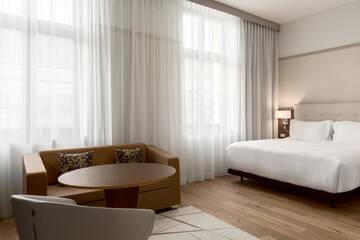 Фото номера Улучшенный двухместный номер с 1 кроватью Отель AC Hotel by Marriott Wroclaw г. Вроцлав 2