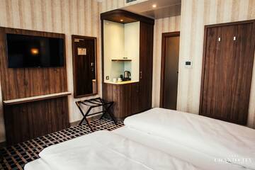 Фото номера Номер Делюкс с кроватью размера «king-size» Отель Grand City Wrocław г. Вроцлав 7