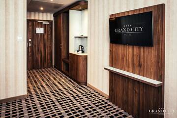 Фото номера Двухместный номер с 1 кроватью и видом на лестницу Отель Grand City Wrocław г. Вроцлав 2