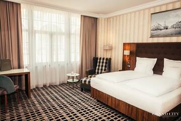 Фото номера Номер Делюкс с кроватью размера «king-size» Отель Grand City Wrocław г. Вроцлав 8