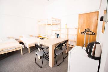 Фото номера Четырехместный номер с общей ванной комнатой Хостелы ONE LUCKY HOSTEL - Rynek - Pokoje prywatne г. Вроцлав 2