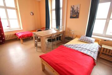 Фото номера Семейный номер с общей ванной комнатой Хостелы ONE LUCKY HOSTEL - Rynek - Pokoje prywatne г. Вроцлав 3