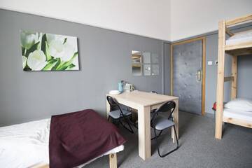Фото номера Семейный номер с общей ванной комнатой Хостелы ONE LUCKY HOSTEL - Rynek - Pokoje prywatne г. Вроцлав 2