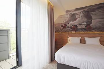Фото номера Двухместный номер с 1 кроватью и балконом Отель Active Hotel г. Вроцлав 3