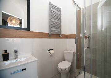 Фото номера Трехместный номер с собственной ванной комнатой Хостелы Swiebodzki Hostel г. Вроцлав 7