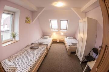 Фото номера Трехместный номер Хостелы Fitness Hostel - pokoje OZONOWANE, darmowy parking г. Вроцлав 2