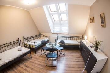 Фото номера Трехместный номер с общей ванной комнатой Хостелы Fitness Hostel - pokoje OZONOWANE, darmowy parking г. Вроцлав 2