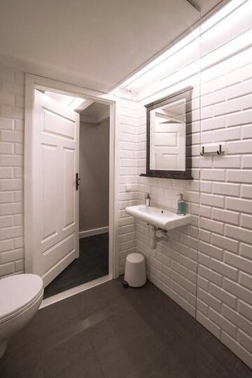 Фото номера Улучшенный четырехместный номер Хостелы MoHo L Hostel г. Вроцлав 3