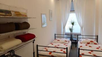 Фото номера Двухместный номер с 2 отдельными кроватями Хостелы FlyFly Hostel г. Вроцлав 18