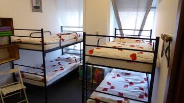 Фото номера Четырехместный номер эконом-класса Хостелы FlyFly Hostel г. Вроцлав 9