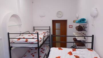 Фото номера Четырехместный номер Хостелы FlyFly Hostel г. Вроцлав 8