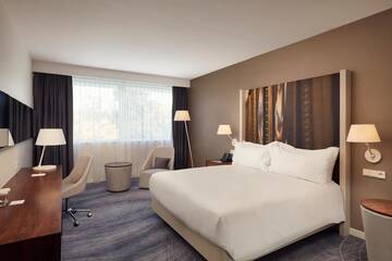 Фото номера Номер с кроватью размера «king-size» Отель DoubleTree by Hilton Wroclaw г. Вроцлав 7