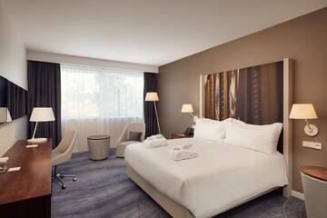 Фото номера Номер с кроватью размера «king-size» Отель DoubleTree by Hilton Wroclaw г. Вроцлав 6